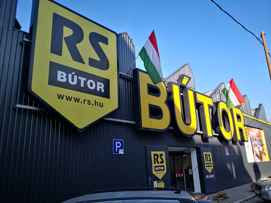 Épület front világító doboz - Rich Marketing referenciák